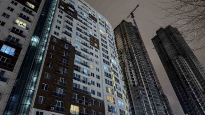 Esenyurt’ta bir sitenin koridorunda 2 kişi silahla vurulmuş halde ölü