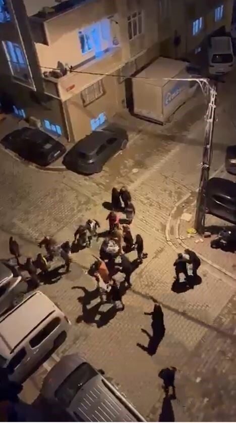 İstanbul’un Esenyurt ilçesinde bir şahıs, komşusunun ses yaptığı iddiasıyla akrabalarını