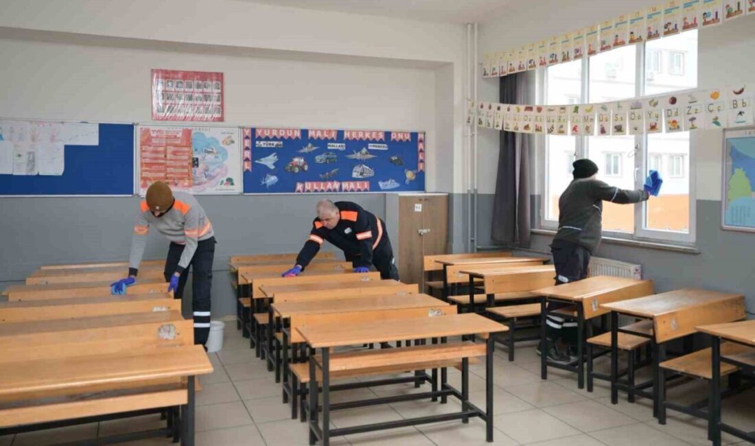 Esenyurt’ta sömestir tatilinde okullarda kapsamlı temizlik çalışması gerçekleştirdi. Çalışmalarla ilgili
