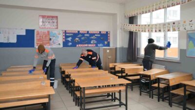 Esenyurt’ta sömestir tatilinde okullarda kapsamlı temizlik çalışması gerçekleştirdi. Çalışmalarla ilgili