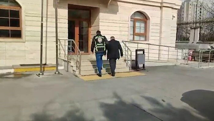 Esenyurt’ta trafik nedeniyle tartışan servis şoförü ve sürücü cep telefonu