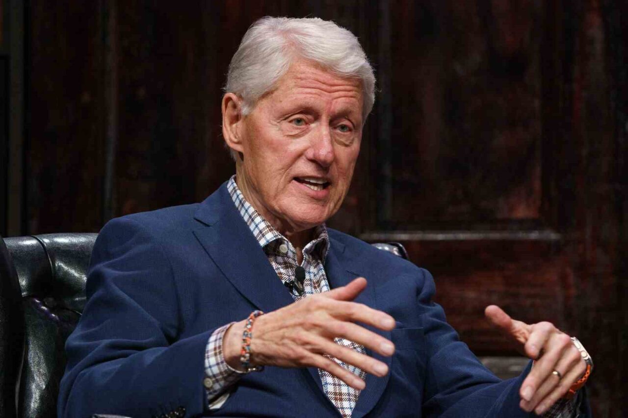 ABD’nin eski Başkanı Bill Clinton, cinsel istismar şebekesi kurmakla suçlanan