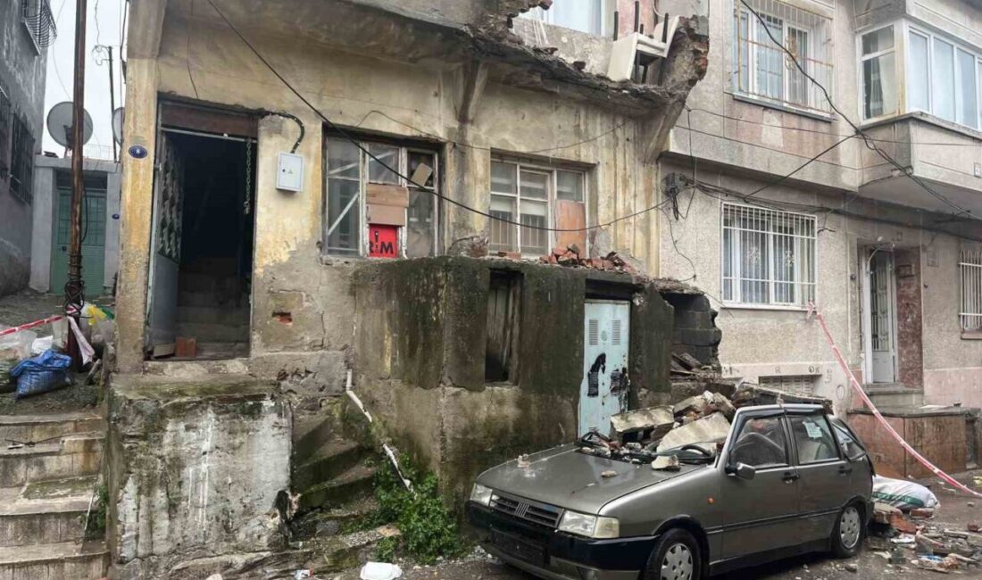 İzmir’de üç katlı bir binanın en üst katındaki balkonun çökmesi