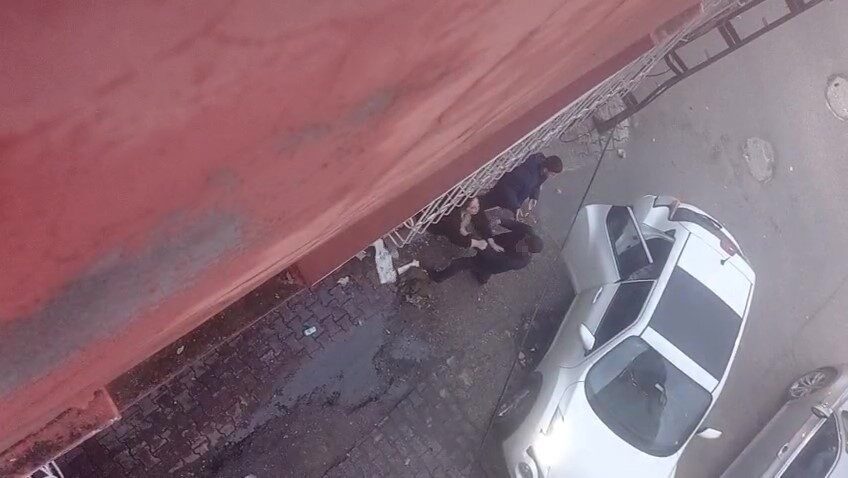 Adana’da bir kadın sokak ortasında boşandığı eşi tarafından darbedildi. O