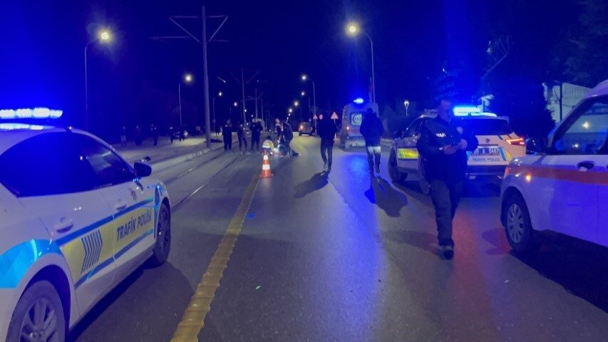 Eskişehir’de başka bir araçla yarış halinde olan süratli otomobilin tramvaydan