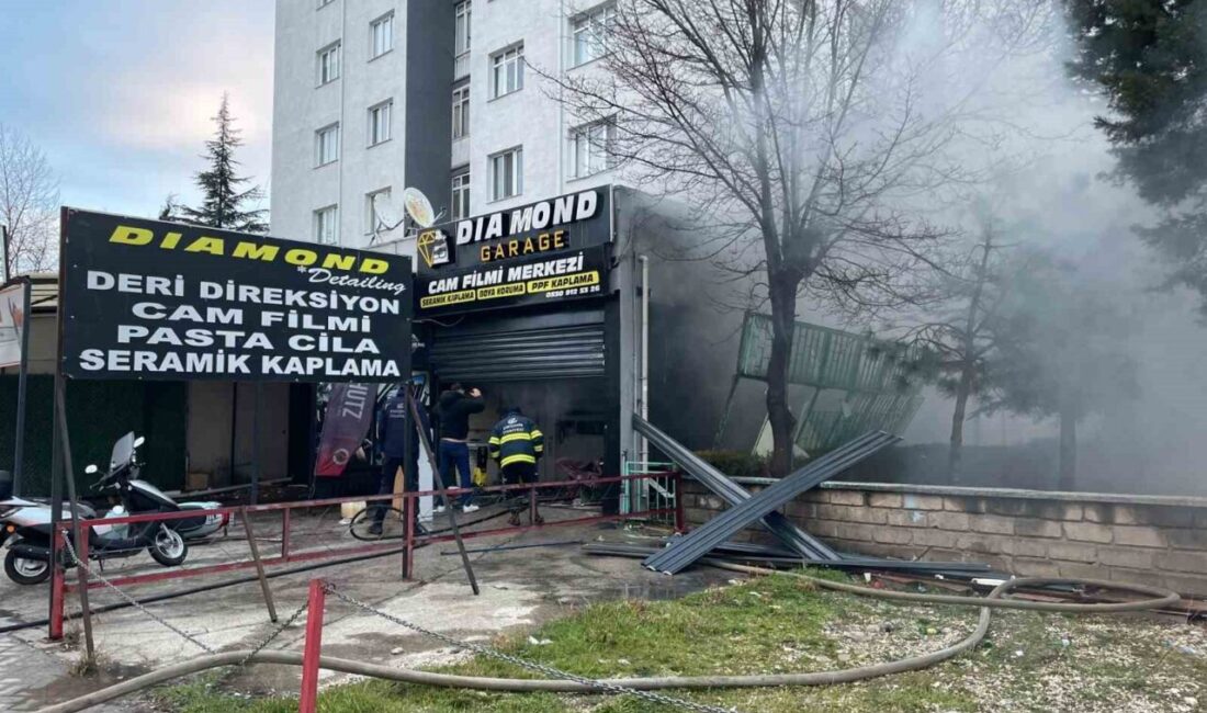 Eskişehir’de araç aksesuarı satan bir iş yerinde meydana gelen yangında,