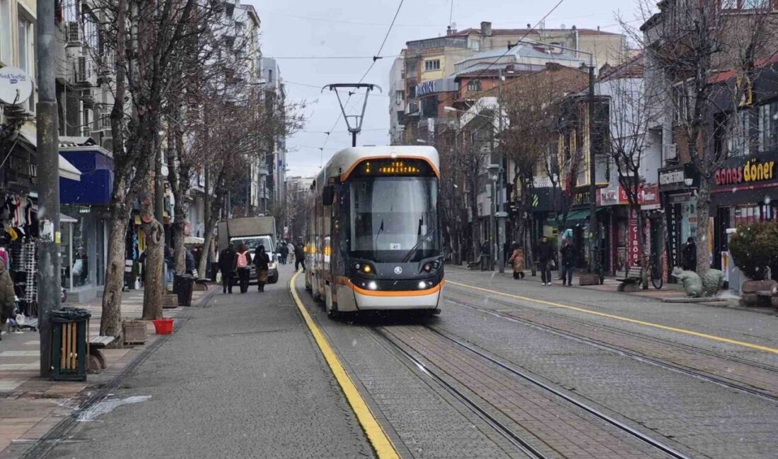 Eskişehir’de kısa süreli olarak başlayan kar yağışı kent merkezinde etkisini