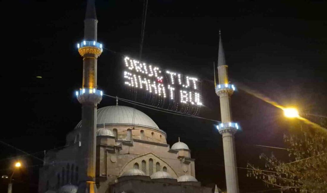 Ramazan ayı öncesi mahyalar minareleri süslemeye başlarken, Eskişehir’in simge yapılarından