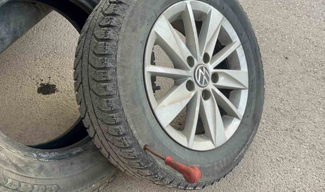 Eskişehir’de yol kenarına park edilen 2 otomobilin lastikleri, kimliği belirsiz