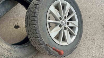 Eskişehir’de yol kenarına park edilen 2 otomobilin lastikleri, kimliği belirsiz