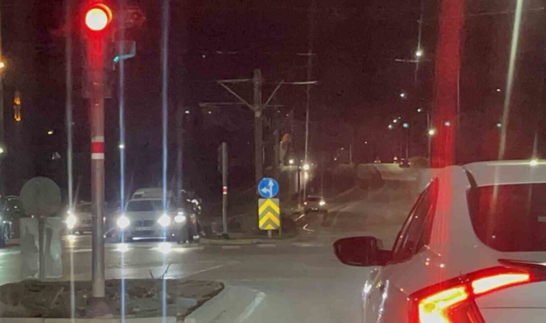 Eskişehir’de raylara girerek bir süre ilerleyen otomobil, tramvay hattının dışına