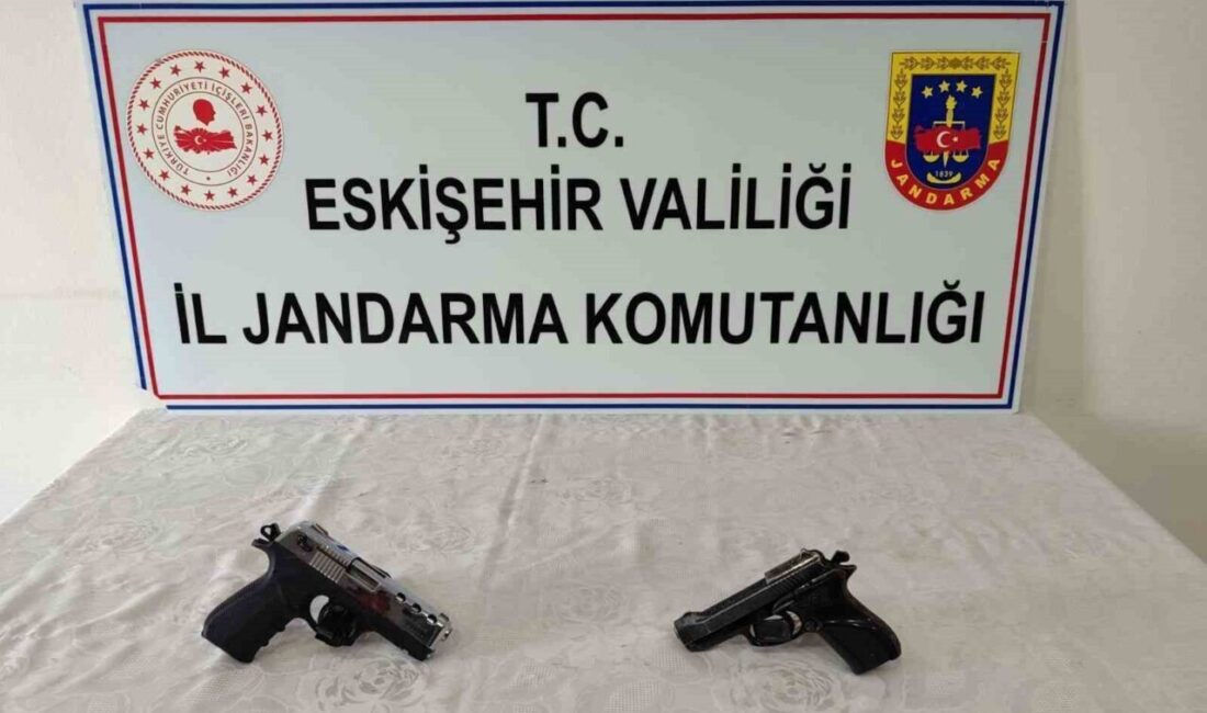 Eskişehir’de yasa dışı yollardan temin ettiği ruhsatsız tabancaları satmak için