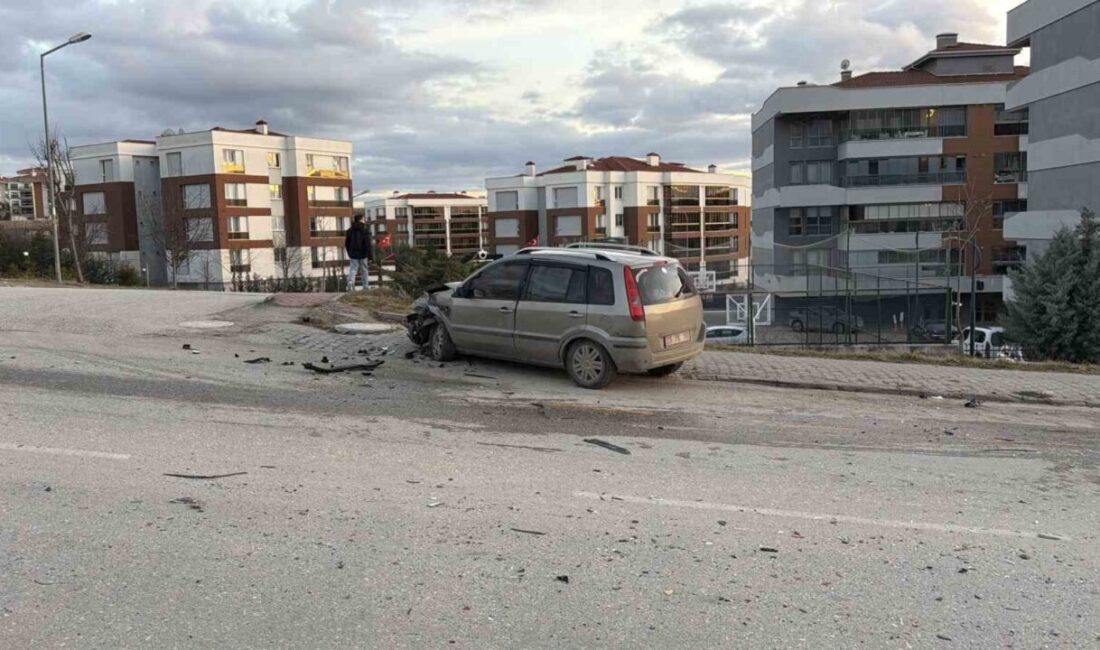 Eskişehir’de belediye otobüsü ile 2 otomobilin karıştığı kazada 6 kişi