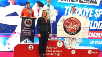 Sakarya’da düzenlenen Spor Toto Yıldızlar Ligi Karate Şampiyonası’nda mücadele eden