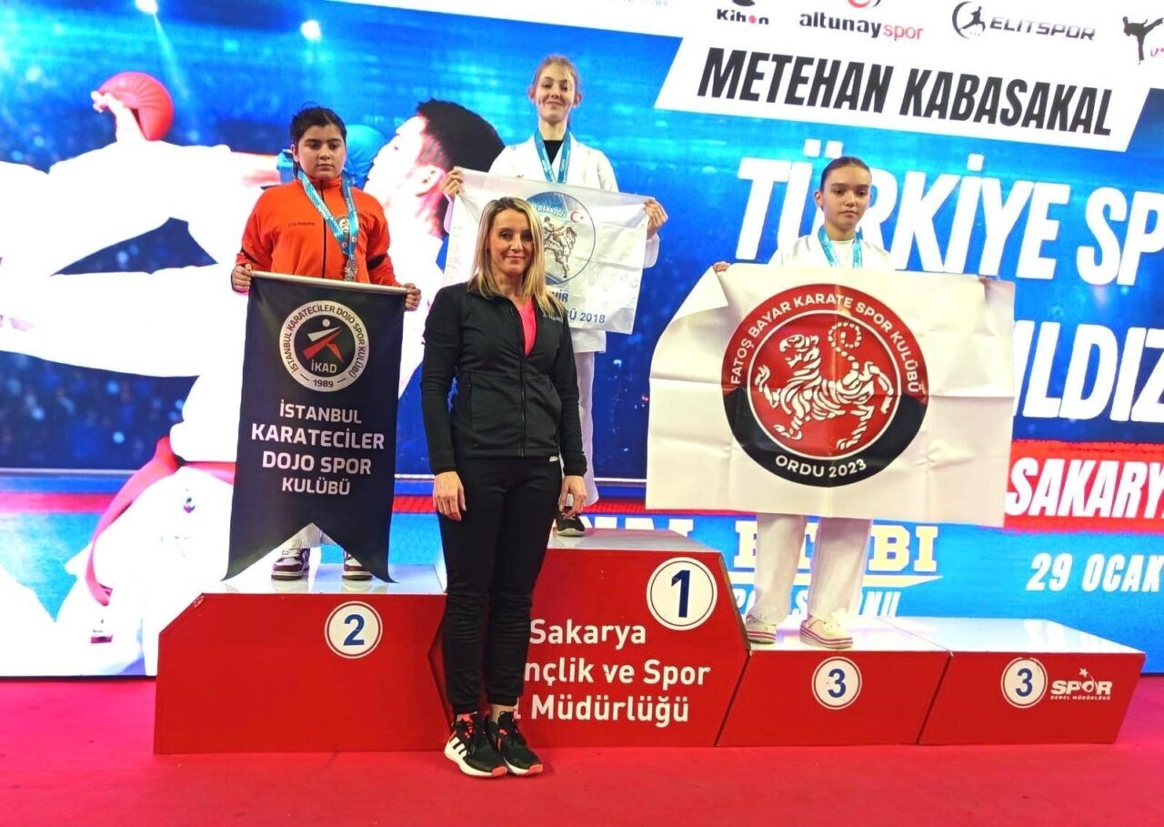 Sakarya’da düzenlenen Spor Toto Yıldızlar Ligi Karate Şampiyonası’nda mücadele eden