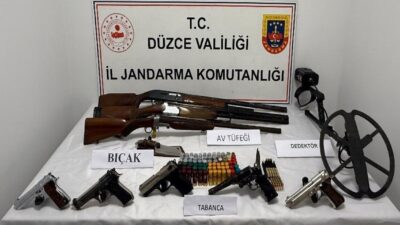 Düzce’de jandarma ekiplerince bir eve düzenlenen operasyonda ruhsatsız silah ve