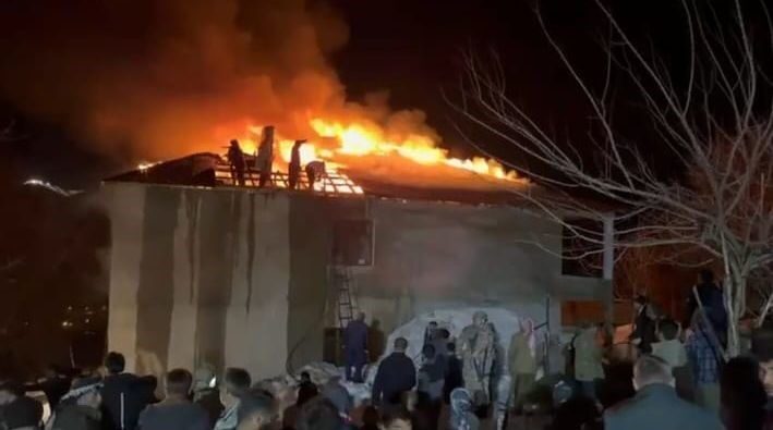Siirt’in Pervari ilçesinde iki katlı bir evin çatısında çıkan yangın,