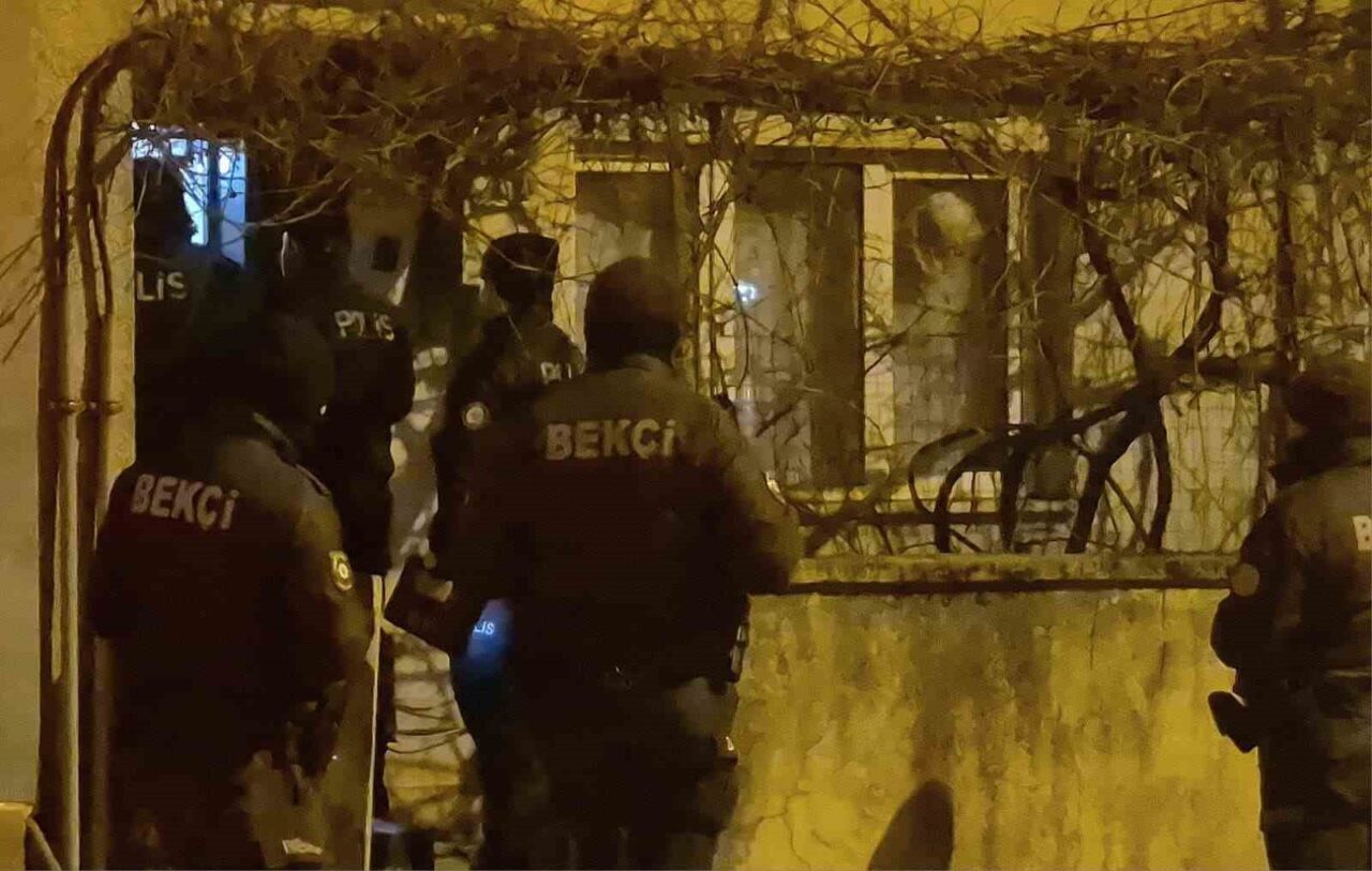 Bartın’da gece yarısı evine pencereden giren genç, paniğine neden oldu.