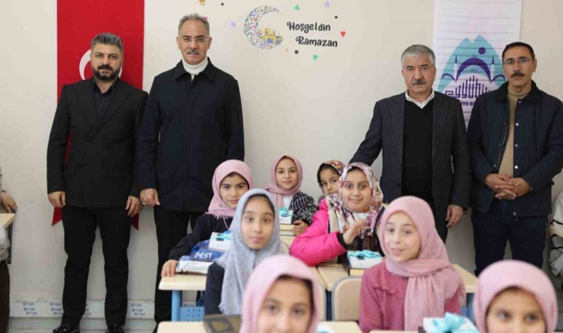 Eyyübiye Belediye Başkanı Mehmet Kuş, Süleymanşah Gençlik Merkezi’ndeki kurslara katılarak