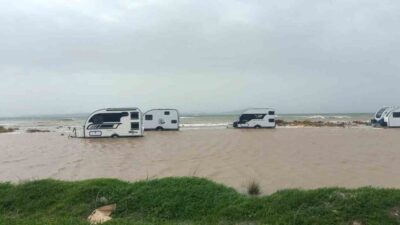 Çanakkale’de etkili olan fırtına nedeniyle Ezine ilçesinde deniz kara ile
