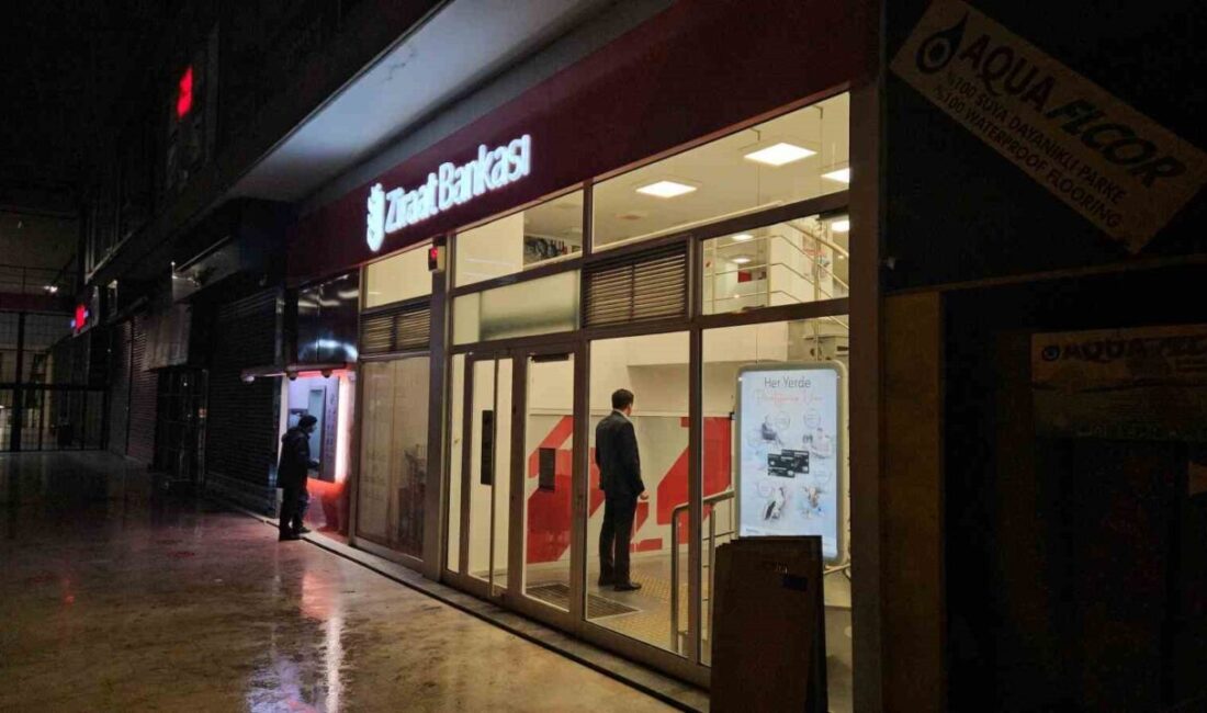 Fatih’te bir bankaya silahla giren şahıs 112 bin TL’yi gasbetti.