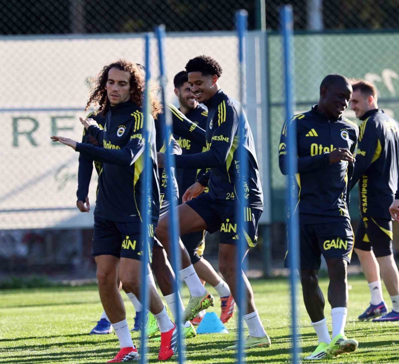 Fenerbahçe, yarın deplasmanda Antalyaspor ile oynayacağı maçın hazırlıklarını bugün akşam