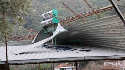 Aydın’ın Köşk ilçesine bağlı bazı köylerde meydana gelen fırtına hayatı