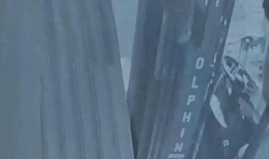 Kayseri’nin Melikgazi ilçesinde maskeli şahıs, forkliftle kepengini parçalayarak girdiği kuyumcudaki