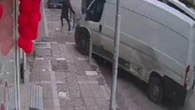 İzmir’in Buca ilçesinde freni patlayan minibüsün kaldırımdaki yayaya çarptıktan sonra