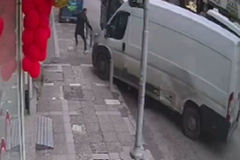 İzmir’in Buca ilçesinde freni patlayan minibüsün kaldırımdaki yayaya çarptıktan sonra