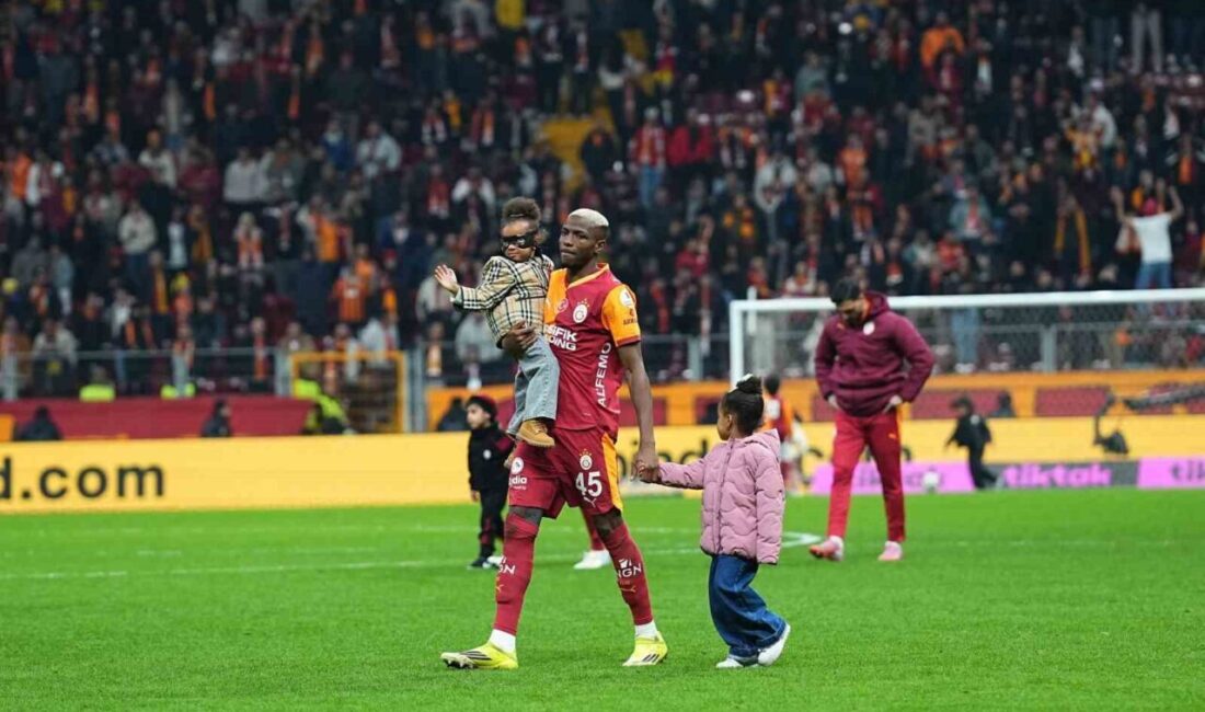 Galatasaray’da, Corendon Alanyaspor maçının ardından Lucas Torreira ile Victor Osimhen,