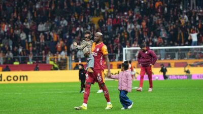 Galatasaray’da, Corendon Alanyaspor maçının ardından Lucas Torreira ile Victor Osimhen,