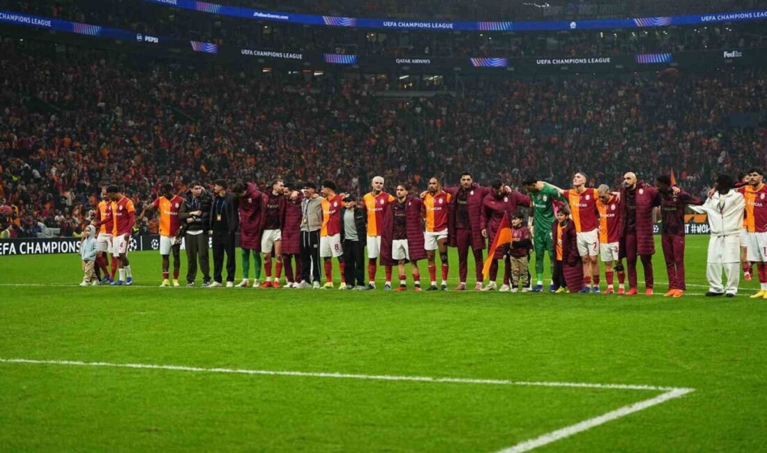 Galatasaraylı futbolcular, Juventus maçının ardından sarı-kırmızılı taraftarlarla galibiyeti kutladı. UEFA