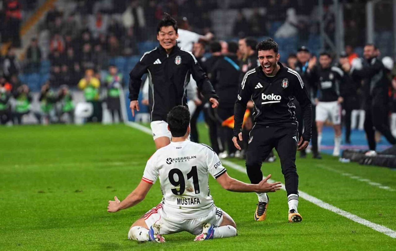 Beşiktaşlı futbolcu Mustafa Hekimoğlu, RAMS Başakşehir karşısında galibiyeti getiren golü