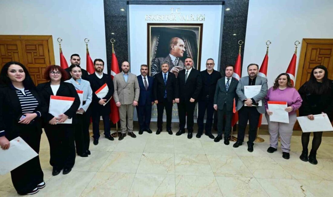 Eskişehir’de basın kartı almaya hak kazanan gazetecilere kartları Vali Dr.
