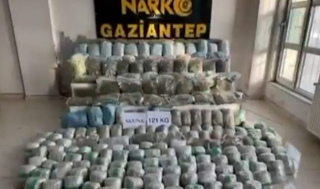 Gaziantep’te polis ekiplerinin operasyonu sonucunda, bir tırdaki ürünlerin arasına gizlenmiş