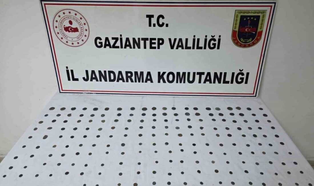 Gaziantep’te jandarma ekiplerinin operasyonu sonucu tarihi eserleri piyasaya sürmeye çalışan