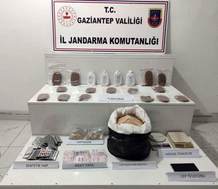 Gaziantep’te jandarma ekiplerince uyuşturucu tacirlerine yönelik operasyonda 22 kilo reçine