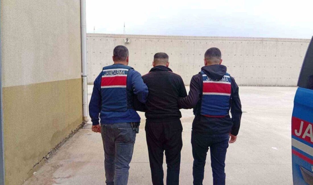 Gaziantep’te jandarma ekiplerince bir araçta 5 düzensiz göçmen yakalandı, gözaltına