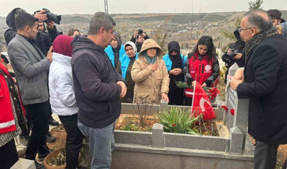 Gaziantep’te, 6 Şubat depremlerinin 3’üncü yıl dönümü dolayısıyla Yeşilkent Mezarlığı’nda