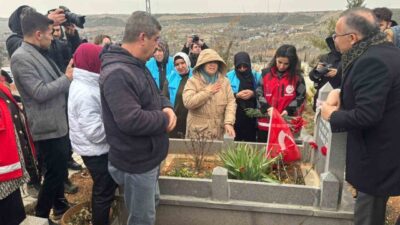 Gaziantep’te, 6 Şubat depremlerinin 3’üncü yıl dönümü dolayısıyla Yeşilkent Mezarlığı’nda