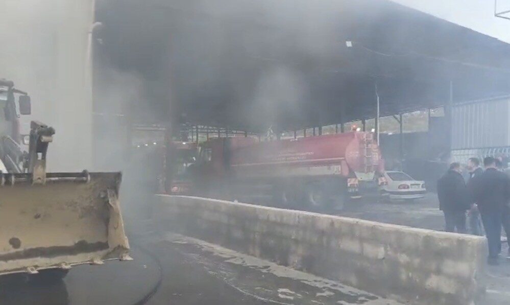 Gaziantep’in İslahiye ilçesinde bir biber fabrikasından çıkan yangın itfaiye ekiplerince
