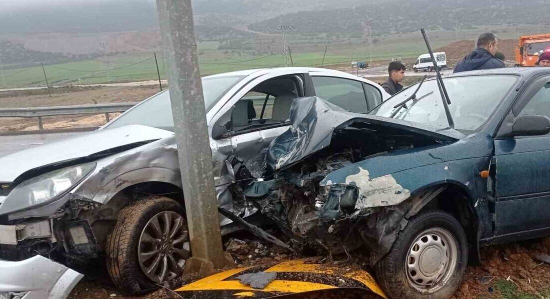 Gaziantep’te 2 aracın çarpışması sonucu meydana gelen kazada sürücüler hafif