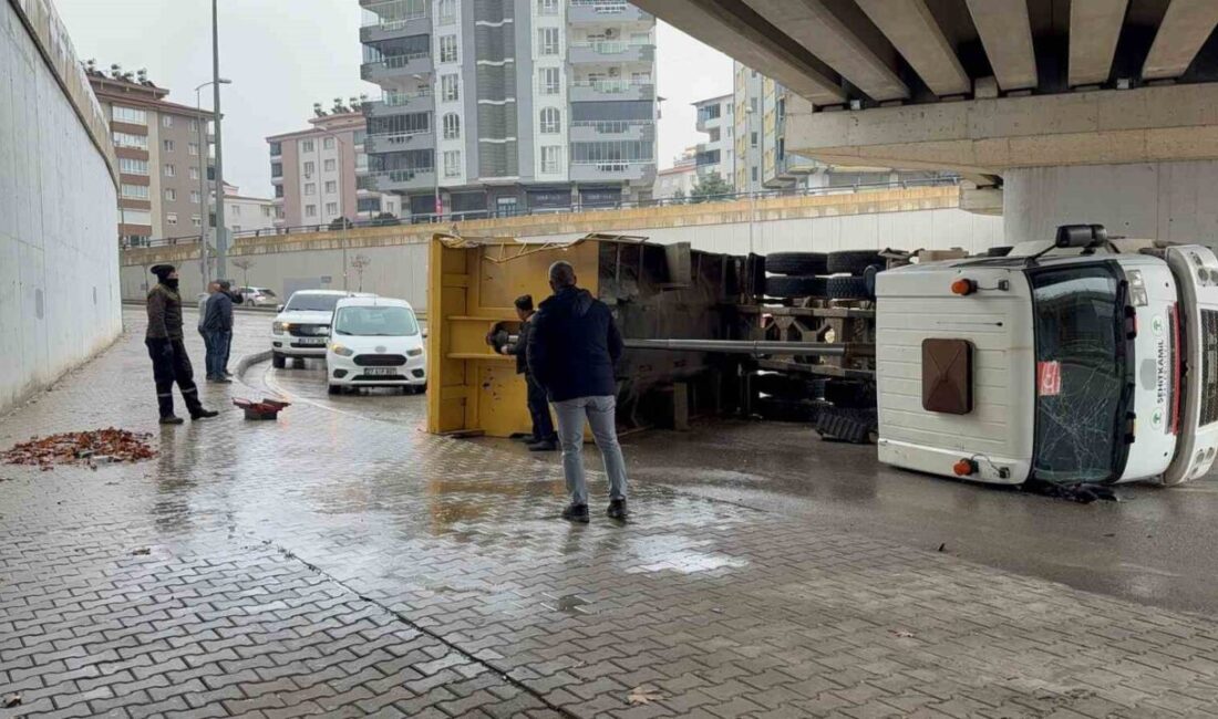 Gaziantep’te seyir halindeyken damperi açılan kamyon, köprüye çarparak yan yattı.