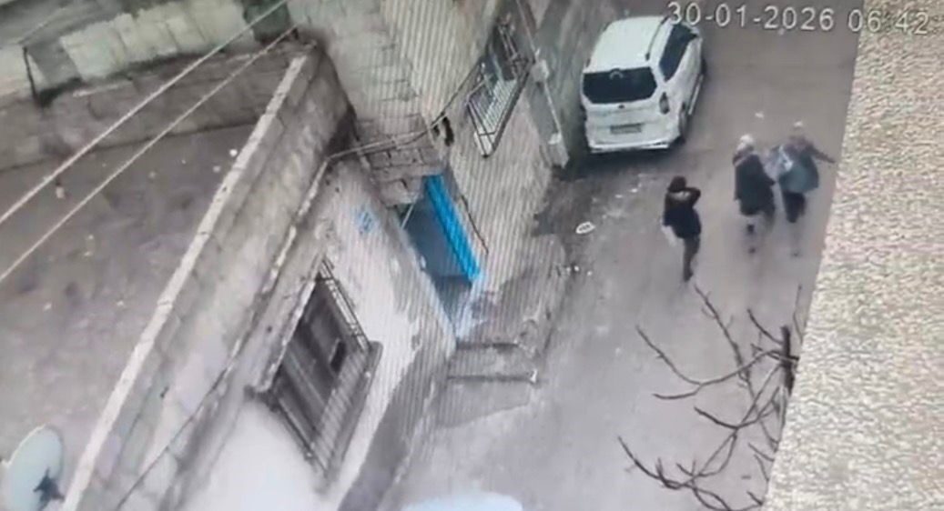 Gaziantep’te sabah erken saatlerde bir eve giren 3 şüpheli, içerisinde