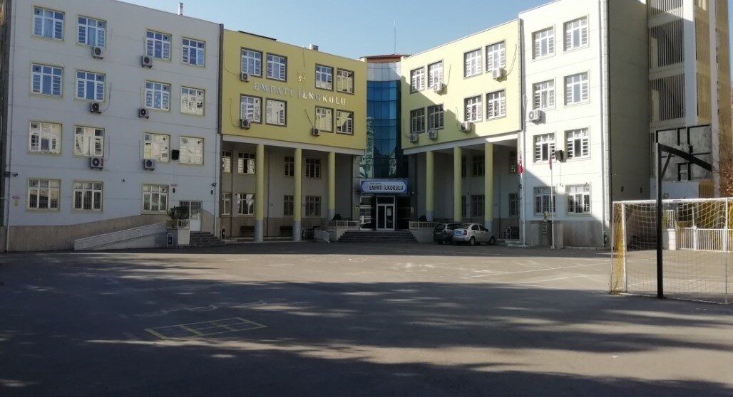 Gaziantep’te bir öğrenci velisi ve beraberindeki şahıslar, Şehitkamil ilçesi Empati