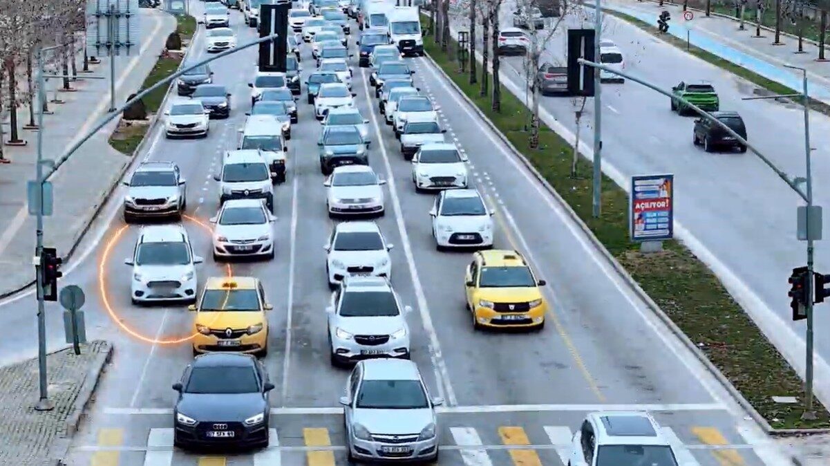 Gaziantep’te ’kaynak’ yaparak hatalı şerit değiştiren 694 araç sürücüye 864