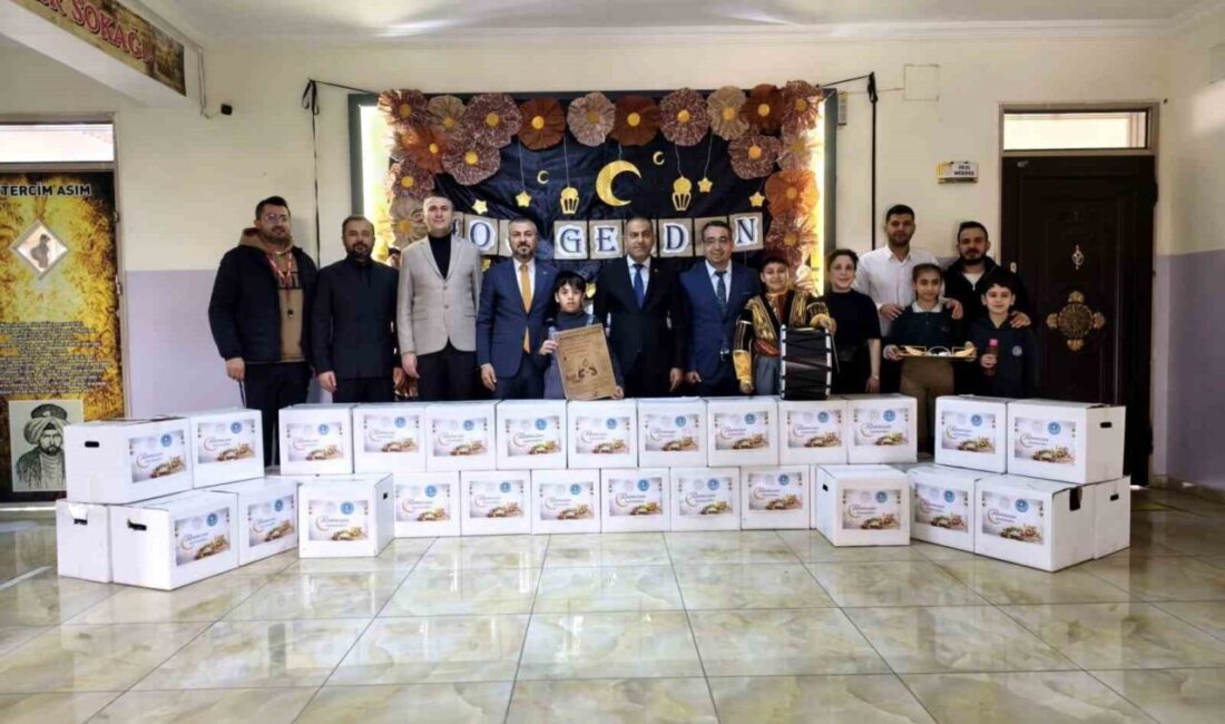 Gaziantep’te ortaokul öğrencileri, Ramazan ayı dolayısıyla yardım kolileri hazırlayarak yardımlaşma