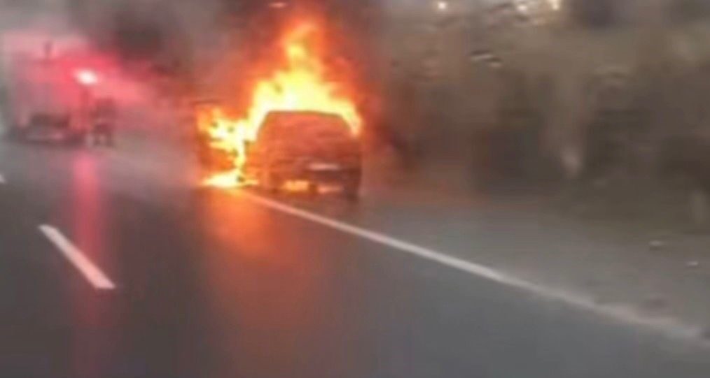 Gaziantep’te seyir halindeki otomobil alev alev yandı. Çevredeki vatandaşların ve