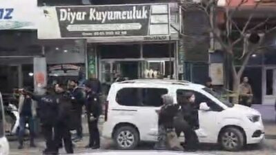 Gaziantep’te maskeli ve silahlı 3 soyguncu, girdikleri kuyumcuyu biber gazı